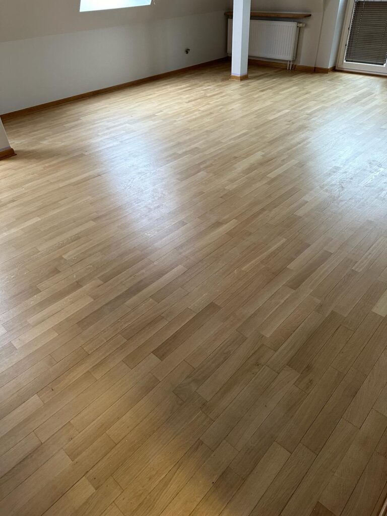 parkiet w salonie olejować czy lakierować?